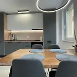 Cosy Urban Plaza Apartman Brassó