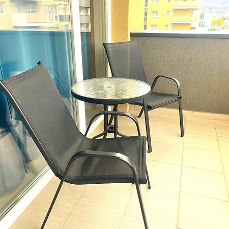 Modern Escape In Urban Plaza *