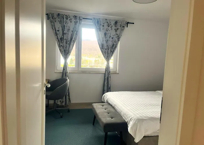 Modern Escape In Urban Plaza Apartment *