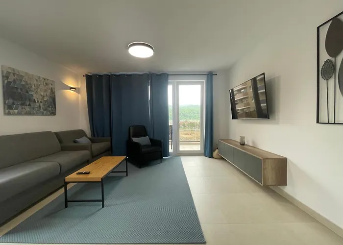 Modern Escape In Urban Plaza Apartment Brasov